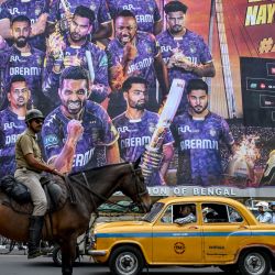 Oficiales de la policía montada montan guardia en una carretera cerca de los Jardines del Edén en vísperas del partido inaugural de críquet de la Liga Premier India (IPL) entre Kolkata Knight Riders (KKR) y Royal Challengers Bengaluru (RCB), en Calcuta. | Foto:DIBYANGSHU SARKAR / AFP