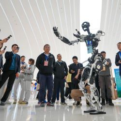 Un robot humanoide se presenta en el Centro Internacional de Innovación Zhongguancun, sede de la Conferencia Anual del Foro Zhongguancun 2025 (Foro ZGC), en Beijing, capital de China. | Foto:Xinhua/Ju Huanzong