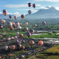 Una imagen aérea muestra globos aerostáticos, en su mayoría hechos de papel reciclado y atados con cuerdas, flotando en el aire durante el festival anual de globos aerostáticos, que se celebra desde 1950 para celebrar el Eid al-Fitr, la festividad islámica que marca el final del Ramadán, en Wonosobo, Java Central, Indonesia. | Foto:DEVI RAHMAN / AFP