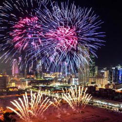 Vista aérea tomada con un dron de fuegos artificiales en el cielo como parte de las celebraciones del Eid al-Fitr, en la Ciudad de Kuwait, Kuwait. | Foto:Xinhua/Asad