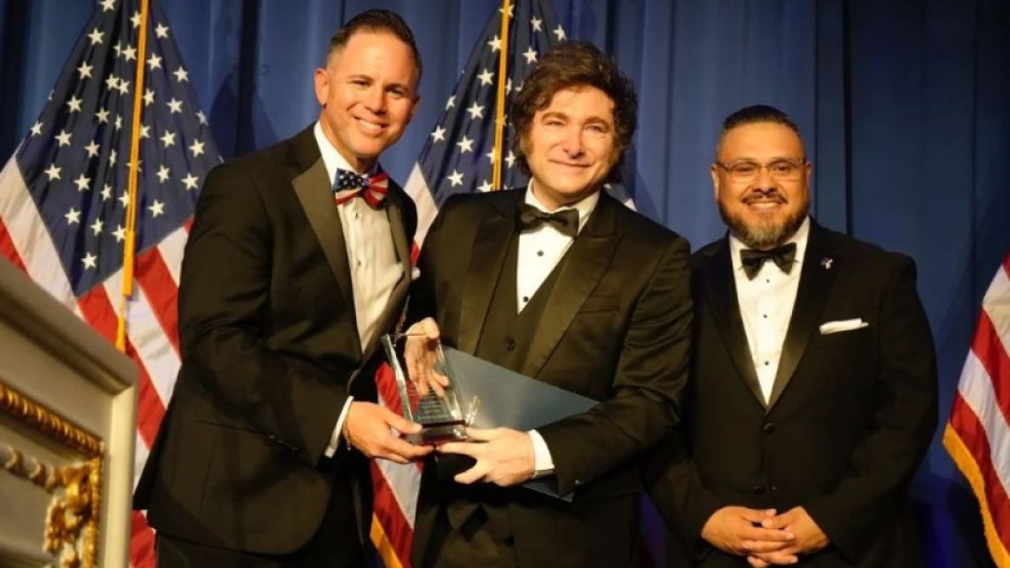 Javier Milei receives the Lion of Liberty award.