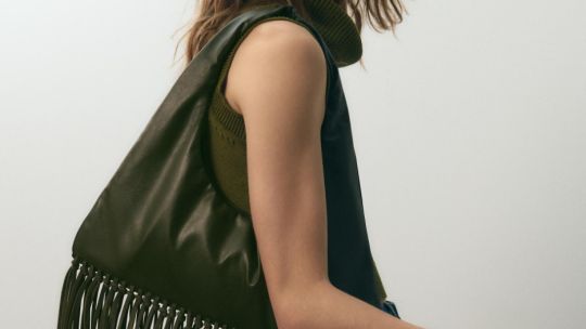 Adiós bolsos mini, hola maxibolsos: el accesorio práctico y chic que vuelve a dominar el street style en 2026