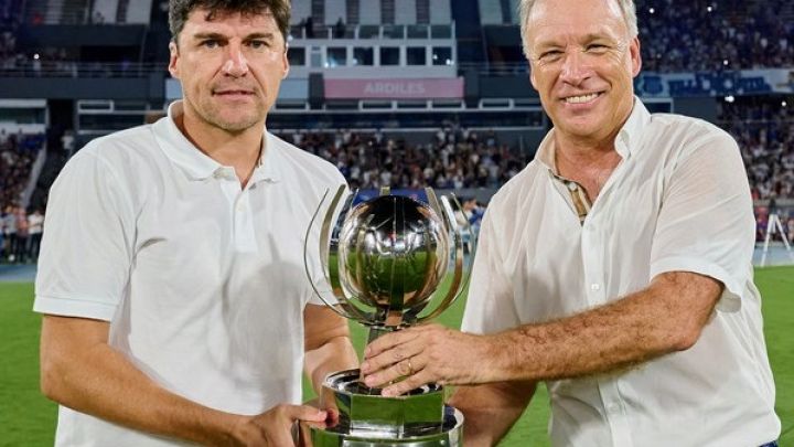 LAS VUELTAS DEL FÚTBOL. Un mes atrás, Alexander Medina y Andrés Fassi celebraban la obtención de la Supercopa Internacional.