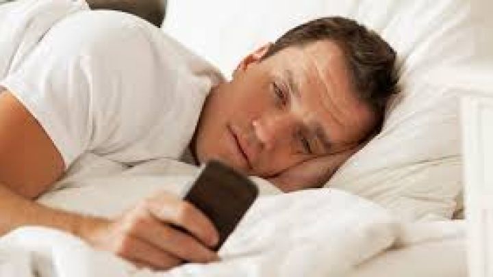 Muchas personas, lo primero que hacen al despertar es desbloquear el celular.