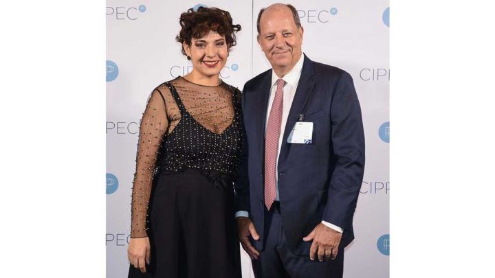 Anfitriones. La presidenta Gala Díaz Langou y José Orlando.