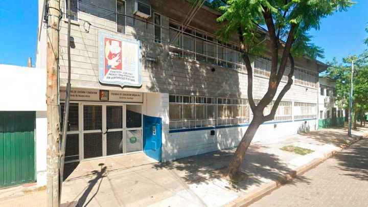 Escuela. Frente del establecimiento educativo de Ingeniero Maschwitz en el que los alumnos planearon un ataque masivo a sus compañeros.
