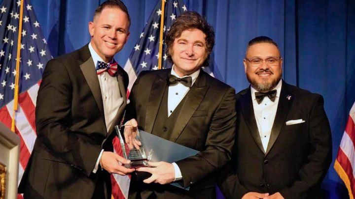 Ausencias. Milei subió al escenario a recibir un premio, pero no estaba su par estadounidense.