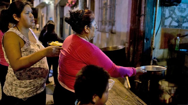 La deuda social. La pobreza cae estadísticamente pero los comedores cada día convocan más.