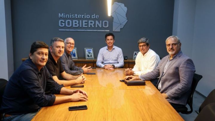 Manuel Calvo, junto a intendentes del radicalismo.