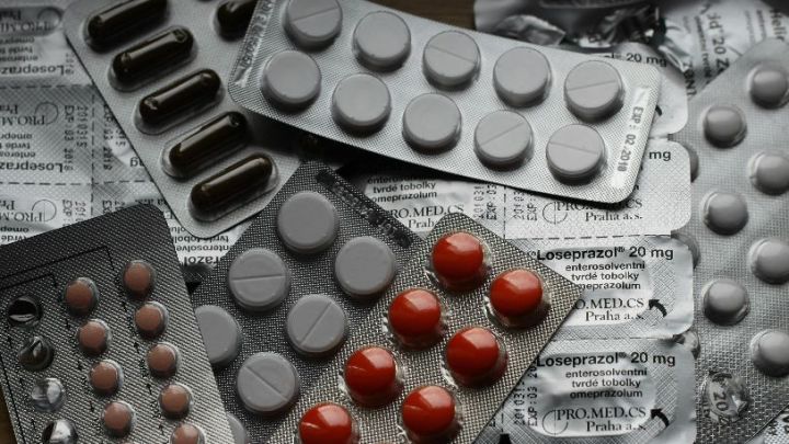 Tranquilizantes, antidepresivos, estimulantes: una paleta farmacológica que refleja tanto avances como excesos en la atención de la salud mental.