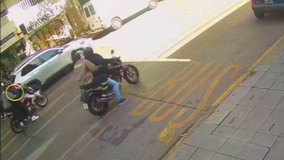 4 motochorros le robaron a una pareja de jubilados