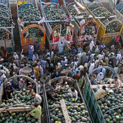 Clientes compran sandías en un mercado de frutas de Lahore, Pakistán. | Foto:Arif Ali / AFP