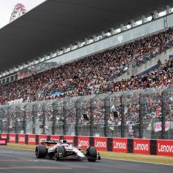 El piloto holandés de Red Bull Racing, Max Verstappen, pasa por la tribuna durante el Gran Premio de Japón de Fórmula 1 en el circuito de Suzuka, en Suzuka, prefectura de Mie, Japón. | Foto:Shuji Kajiyama / POOL / AFP