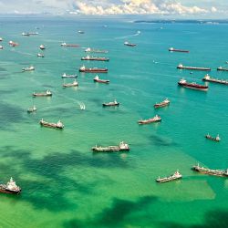 Esta vista aérea, tomada desde un vuelo comercial, muestra barcos de carga atracados en el estrecho de Singapur. | Foto:Mohd Rasfan / AFP