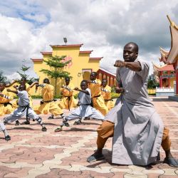 Imagen de discípulos Shaolin practicando Kung Fu, en el Centro Cultural del Templo Shaolin, en Lusaka, Zambia. Desde su apertura en 2021, el Centro Cultural del Templo Shaolin de Zambia se ha convertido en un símbolo del crecimiento de la cultura Shaolin china en Africa y de la difusión global de la cultura tradicional china. | Foto:Xinhua/Han Xu