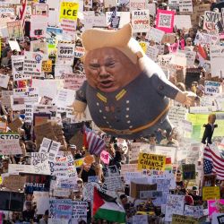 Manifestantes portan pancartas, banderas y un gran globo con la imagen del presidente estadounidense Donald Trump durante la protesta nacional "¡Manos Fuera!" contra Trump y su asesor, el director ejecutivo de Tesla, Elon Musk, en el centro de Los Ángeles. | Foto:ETIENNE LAURENT / AFP