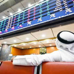 Operadores kuwaitíes siguen la actividad bursátil en la Bolsa de Kuwait, en la ciudad de Kuwait. Según las agencias de noticias oficiales, el índice principal de Kuwait cayó un 5,7%, la bolsa catarí un 4,2% y, en Omán, la bolsa de Mascate cerró con una baja del 2,6%. Bajo la política de Trump, los productos procedentes de Arabia Saudita, Kuwait, Catar, Omán y los Emiratos Árabes Unidos estarán sujetos a un arancel base del 10%. La incertidumbre sobre el comercio y la manufactura ha contribuido a alimentar el pánico en los mercados globales durante varios días. | Foto:Yasser Al-Zayyat / AFP