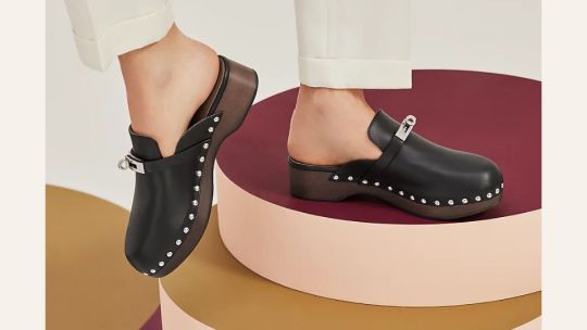 Zuecos: desde Hermès hasta Adidas se suman a la tendencia 2025