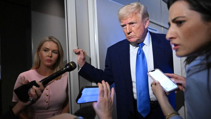 Karoline Leavitt, secretaria de Prensa de la Casa Blanca, junto a Donald Trump, a bordo del Air Force One.