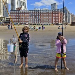 La acción se dificultó porque el mar estuvo muy fuerte, con rompiente, y con un poderoso arrastre en dirección norte-sur. Para colmo de males, al pescar todo en creciente, cuando comenzó a “mover” el agua aparecieron las algas que imposibilitaron la tarea. 