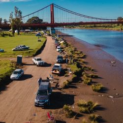 La competencia, de seis horas de duración, convocó a más de 700 aficionados que se ubicaron en una cancha muy cómoda y que reunió a la familia entera a orillas del río. 