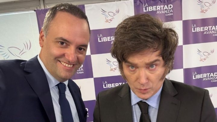 Manuel Adorni y Javier Milei en el bunker de La Libertad Avanza en CABA