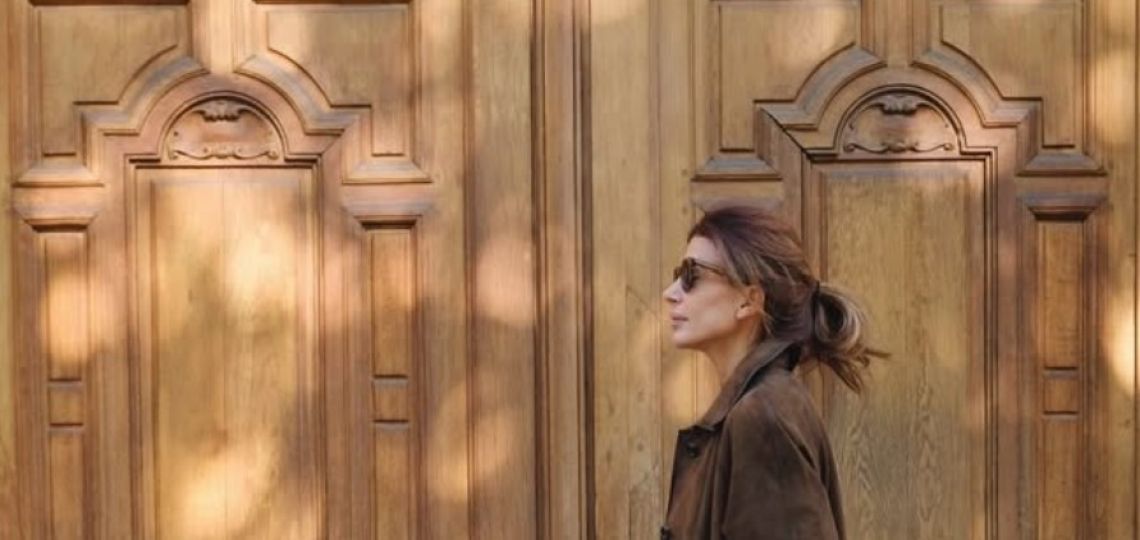 Juliana Awada demuestra como llevar gamuza de una forma juvenil