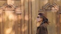 Juliana Awada demuestra como llevar gamuza de una forma juvenil