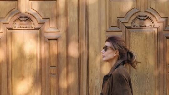 Juliana Awada demuestra como llevar gamuza de una forma juvenil