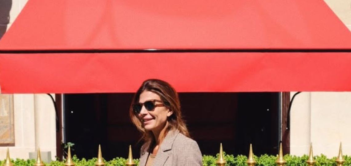 Juliana Awada lleva el blazer junto con los ítems infaltables de esta temporada
