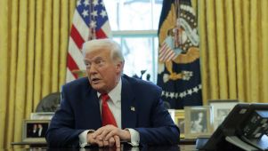 Donald Trump en su despacho20250410