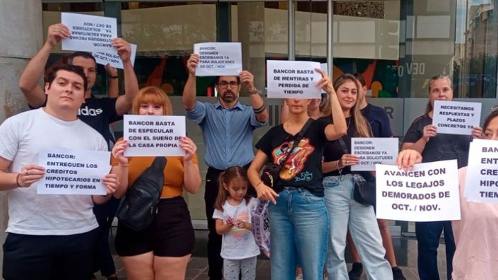 Beneficiarios damnificados se reúnen a protestar en la puerta de la casa central del banco.