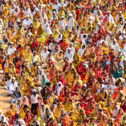 Devotos de la comunidad jainista participan en una recitación masiva de un mantra en el "Día del Vishwa Navkar Mahamantra" en un estadio de Jabalpur, India. | Foto:Uma Shankar Mishra / AFP