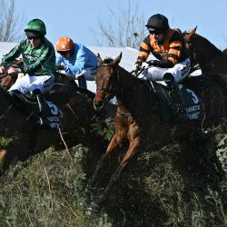 El jinete Patrick Mullins salta sobre Nick Rockett en The Chair en el primer circuito camino a la victoria en el Grand National Handicap Chase en el último día de la reunión de carreras de caballos del Grand National Festival en el hipódromo de Aintree en Liverpool, noroeste de Inglaterra. | Foto:Paul Ellis / AFP