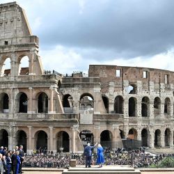 El rey Carlos III de Gran Bretaña y la reina Camila saludan a la multitud frente al Coliseo de Roma como parte de una visita de estado de cuatro días a Italia. | Foto:Paul Ellis / AFP
