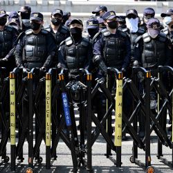 La policía antidisturbios vigila el exterior del Tribunal Constitucional tras el veredicto del tribunal sobre el impeachment del presidente Yoon Suk Yeol en Seúl. El Tribunal Constitucional de Corea del Sur confirmó el impeachment de Yoon por su desastrosa declaración de la ley marcial, votando unánimemente su destitución por violar la Constitución. | Foto:Jung Yeon-je / AFP