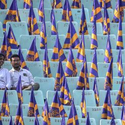 Los espectadores observan el partido de cricket Twenty20 de la Indian Premier League (IPL) entre Kolkata Knight Riders y Lucknow Super Giants en Eden Gardens en Calcuta, India. | Foto:DIBYANGSHU SARKAR / AFP