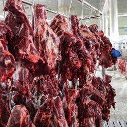Un empleado corta carne de res en una fábrica procesadora de carne en Binzhou, en la provincia oriental china de Shandong. | Foto:AFP
