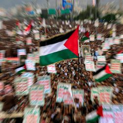 Un manifestante ondea una gran bandera palestina durante una manifestación en solidaridad con los palestinos de la Franja de Gaza y en condena a los ataques estadounidenses, en Saná, la capital de Yemen, controlada por los hutíes. | Foto:MOHAMMED HUWAIS / AFP