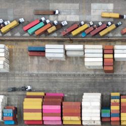 Vista aérea de contenedores en el puerto Dock Sud en Avellaneda, provincia de Buenos Aires, Argentina. | Foto:LUIS ROBAYO / AFP