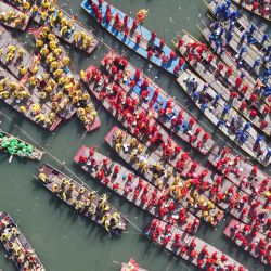 Vista aérea tomada con un dron de personas reuniéndose para el Festival de Botes de Qintong 2025 llevado a cabo en el Parque Nacional de Humedales de Qinhu, en el distrito de Jiangyan de Taizhou, en la provincia de Jiangsu, en el este de China.. | Foto:Xinhua/Ji Chunpeng