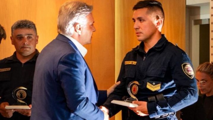 LLARYORA. El gobernador reconoció al policía arrollado en un control en el centro de Córdoba.