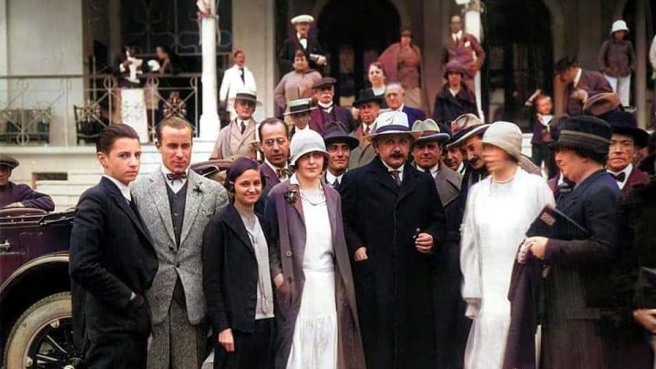 LA FALDA. Albert Einstein y una de las fotos más icónicas de su visita a Córdoba, en el hotel Edén.