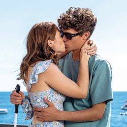 "Bajo el sol amalfitano" cuenta una historia de amor en un escenario paradisíaco. | Foto:Netflix