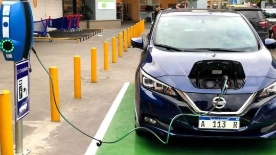 ARCA reglamentó el procedimiento para importar sin aranceles autos eléctricos e híbridos
