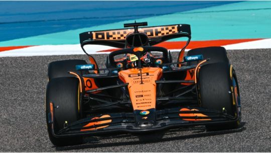 La Fórmula 1 ruge en Bahréin: Piastri voló y lideró la tercera sesión de prácticas para McLaren