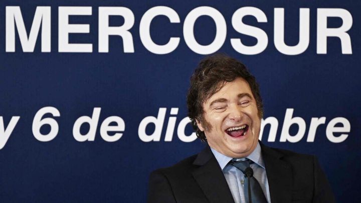 Él. Alguien que mira y se ríe es Milei, quien se prepara para retomar la iniciativa política perdida.