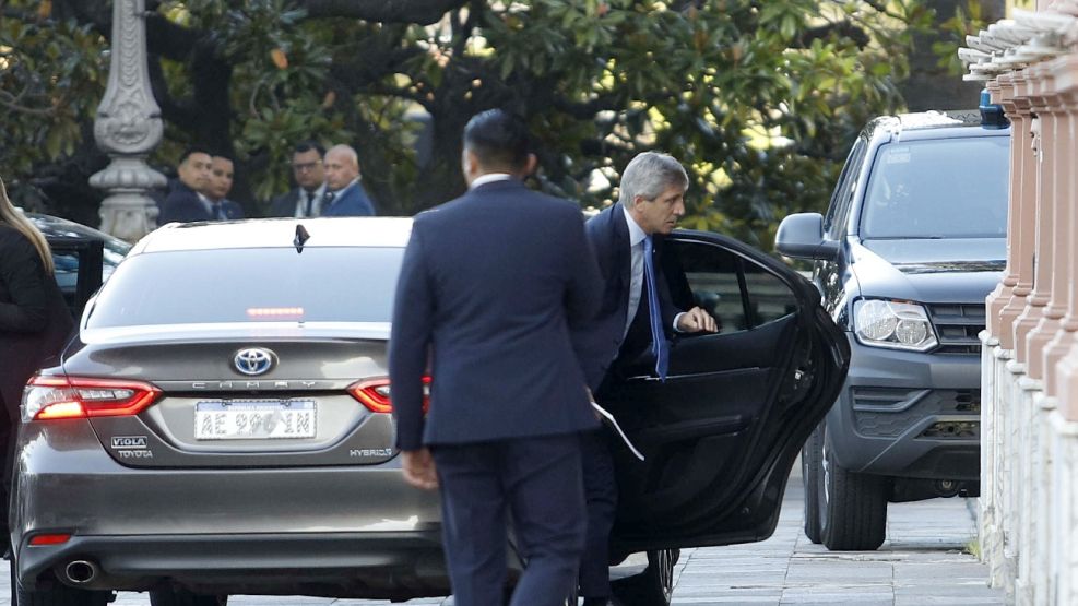 20250412 Luis Caputo llegando a Casa Rosada 