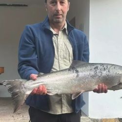 Ninguno de los cientos de pescadores que se acercaron a las riberas de los ríos logró capturar el campanu, el primer ejemplar de cada campaña, que este año se ha iniciado con un día con cielos encapotados y el caudal más alto de lo habitual.