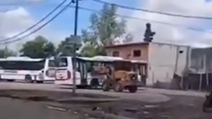 Chocó un colectivo con una pala mecánica